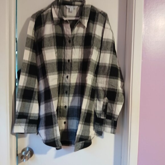 Old Navy Women's Black White Plaid Flannel Button Down Boyfriend Shirt - Picture 4 of 9